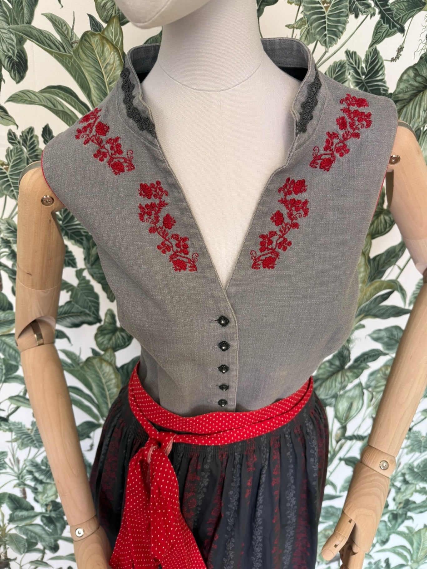 Alpina Dirndl mit roter Stickerei XL Grau, Rot, Schwarz