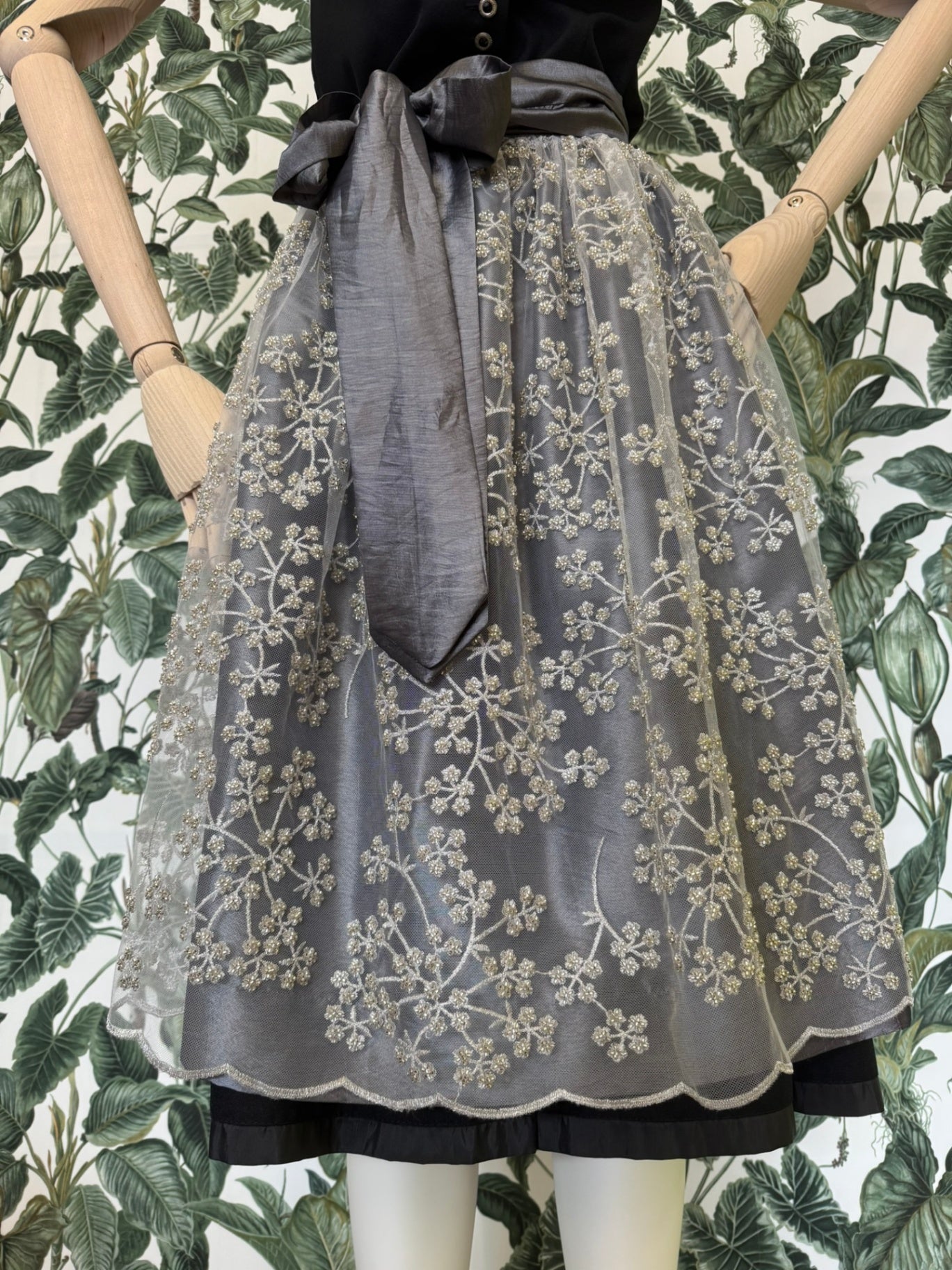 Handmade Dirndlschürze mit Perlenstickerei Grau