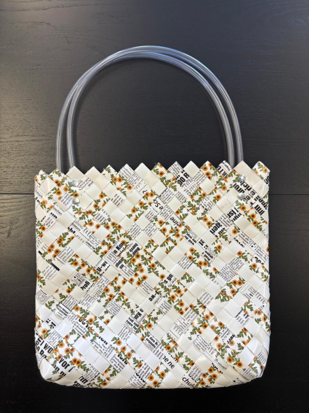 Handmade Tasche Weiß mit gelben Blumen und schwarzen Texten