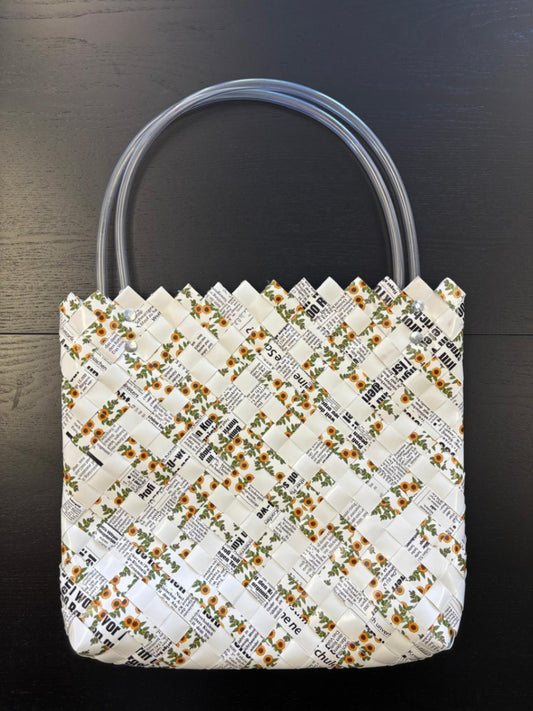 Handmade Tasche Weiß mit gelben Blumen und schwarzen Texten