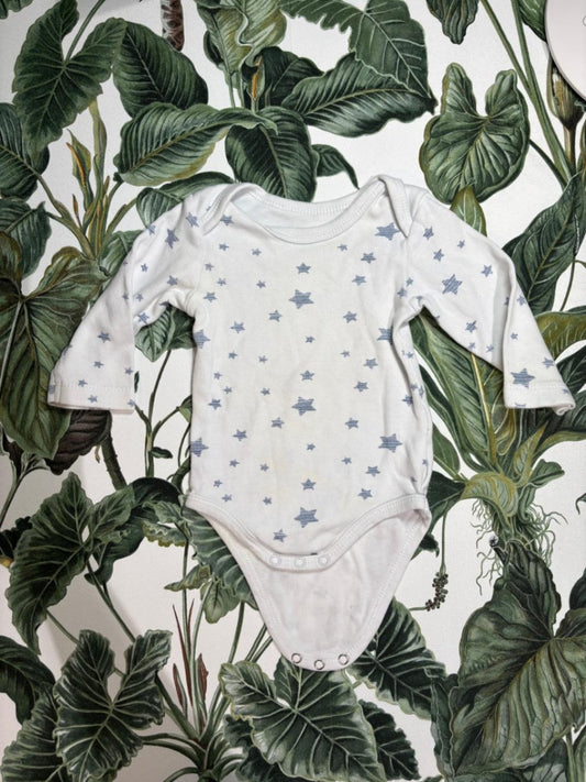 Baby - Body 62 Weiß mit blauen Sternen