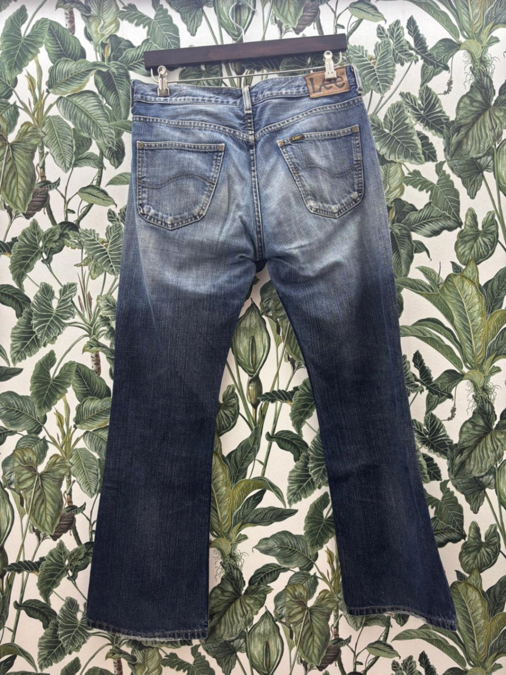 Lee Jeans W43-L32 Blau mit ausgewaschenen Akzenten und leichten Rissen