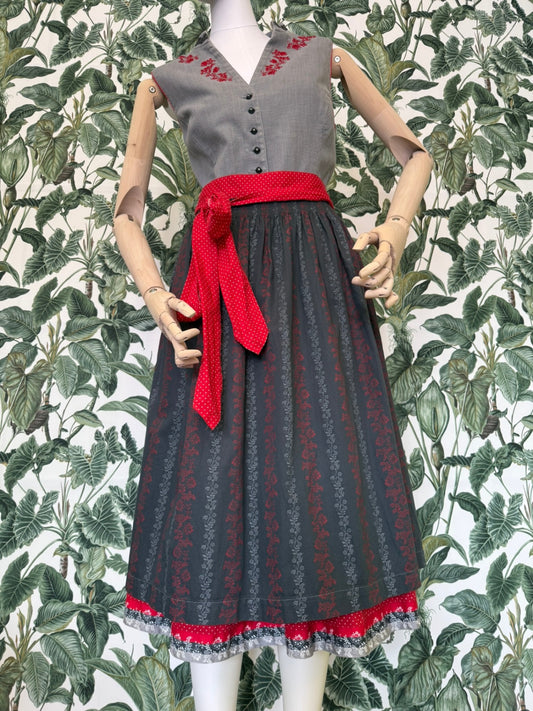 Alpina Dirndl mit roter Stickerei XL Grau, Rot, Schwarz