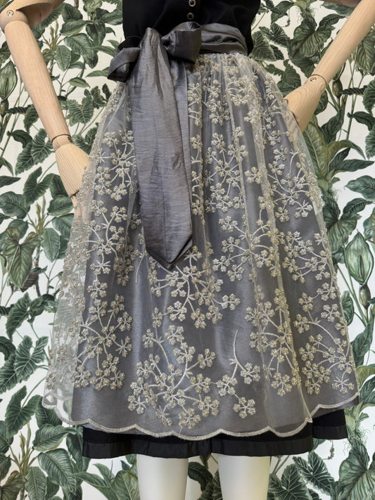 Handmade Dirndlschürze mit Perlenstickerei Grau