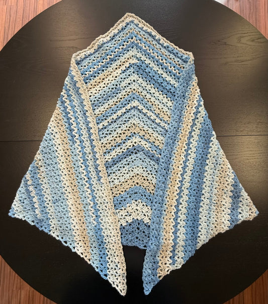 Zuza Handmade gehäkeltes Dreieckstuch Blau und Creme
