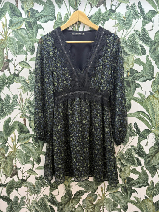 Zara Chiffon Kleid S Schwarz mit grünlichen Mustern