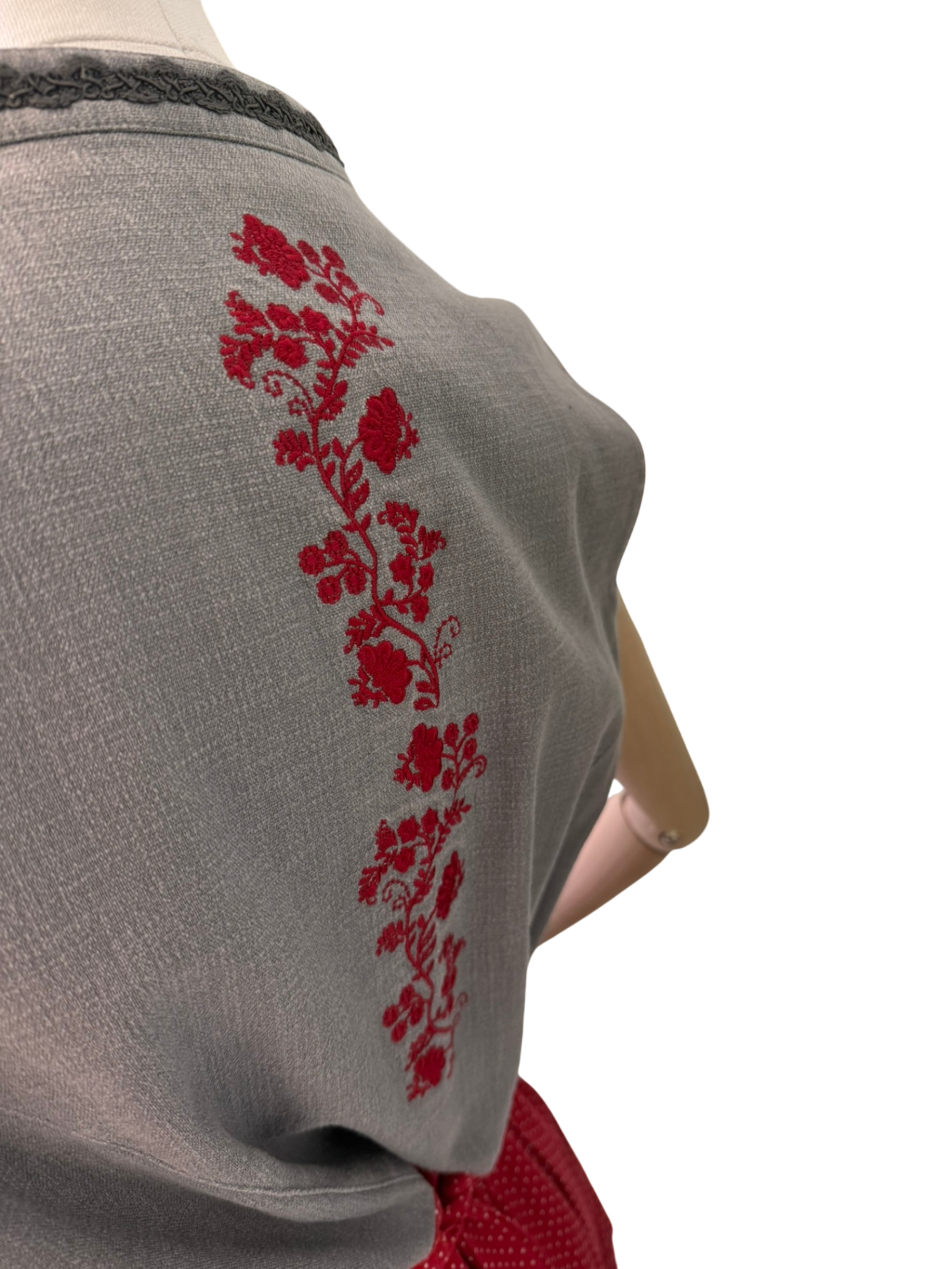 Alpina Dirndl mit roter Stickerei XL Grau, Rot, Schwarz