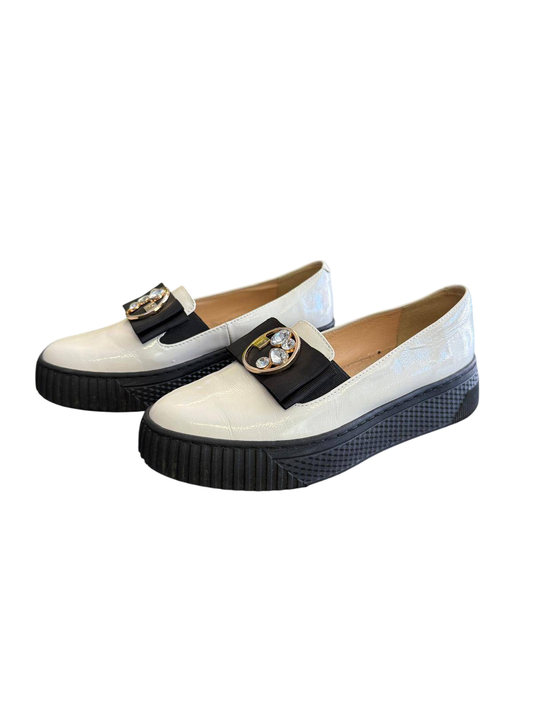 Via Roma Slipper mit schwarzer Plateausohle 38 Weiß und Schwarz
